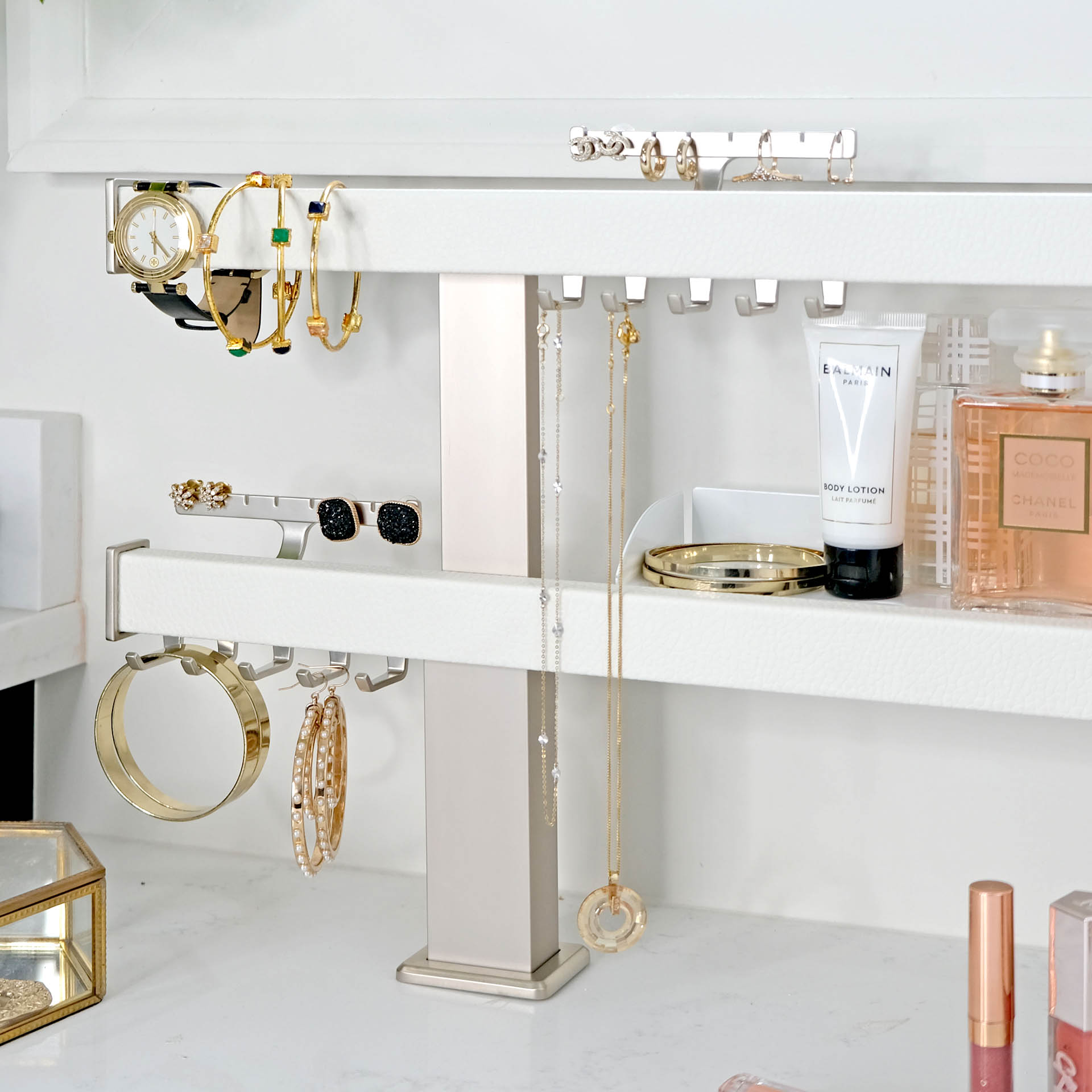 Symphony_surface_mount_0004_TAGHardware_Symphony_2Bar_MNL-WIN_MakeUp-JewelryVanity_Application4.jpg