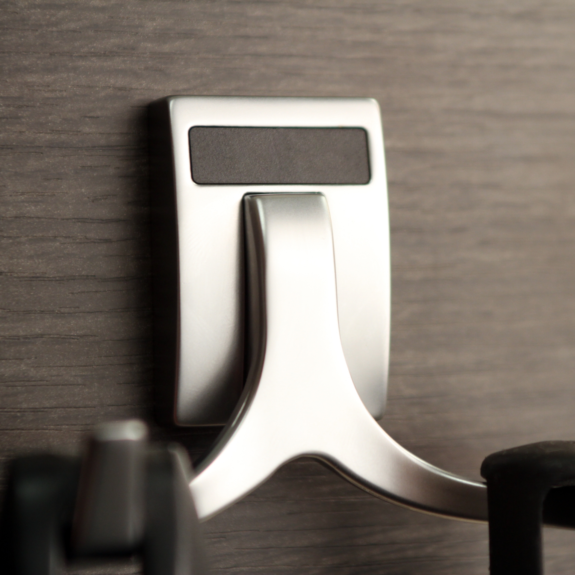 TAGHardware_ELITE_MAL_DoubleHook_BroomApplication1